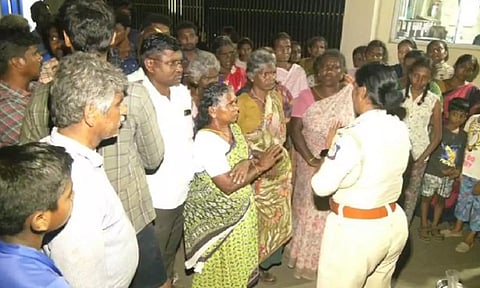 ஈரோடு அருகே நள்ளிரவில் தனியார் பால் தொழிற்சாலையை முற்றுகையிட்ட கிராம மக்களால் பரபரப்பு