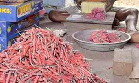 தடை செய்யப்பட்ட தொழிற்சாலையில் சட்டவிரோதமாக பட்டாசுகள் தயாரிப்பு-  ஆய்வுக்கு சென்றபோது 7 பேர் தப்பி ஓட்டம்