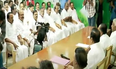 அ.தி.மு.க. மாவட்ட செயலாளர்கள் கூட்டத்தில் எடப்பாடி பழனிசாமி- செங்கோட்டையன் சந்திப்பு