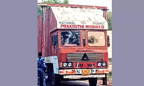 பண்ணாரி அம்மன் சோதனை சாவடி தடுப்பில் கண்டெய்னர் லாரி சிக்கியதால் போக்குவரத்து பாதிப்பு