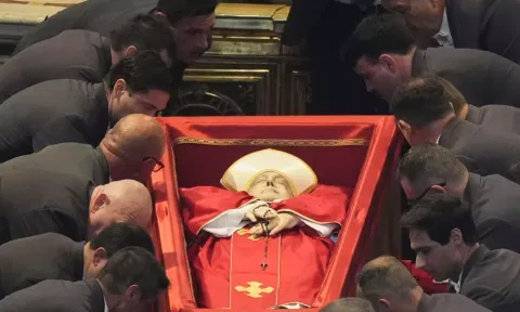 போப் ஆண்டவர்  பிரான்சிஸ் உடல் நல்லடக்கம்!