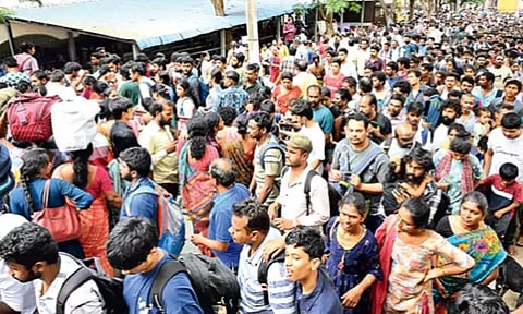 திருப்பதி மலைப்பாதையில் கட்டுக்கடங்காத அளவு பக்தர்கள் கூட்டம்