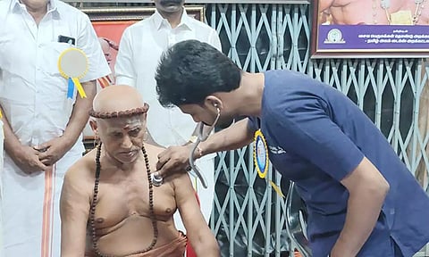 மதுரை ஆதீனம் உடல் பரிசோதனை செய்து, முகாமை தொடங்கி வைத்தபோது எடுத்தபடம்.