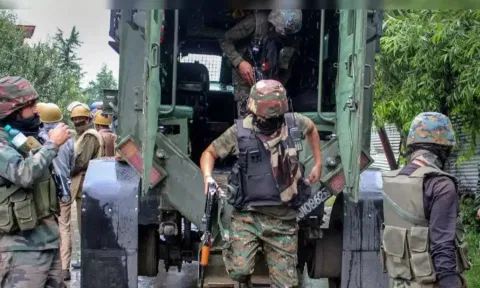 காஷ்மீரில் மீண்டும் கொலை.. சமூக ஆர்வலரை வீடு புகுந்து சுட்டுத் தள்ளிய பயங்கரவாதிகள்