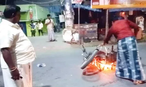 திருவெண்ணெய்நல்லூர் கடை வீதியில் தி.மு.க.வினர் மோட்டார் சைக்கிளை தீ வைத்து எரித்தபோது எடுத்த படம்.