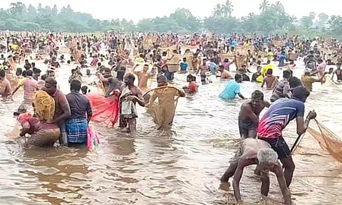 அரியூர்பட்டியில் ஆயிரக்கணக்கானோர் பங்கேற்ற மீன்பிடி திருவிழா