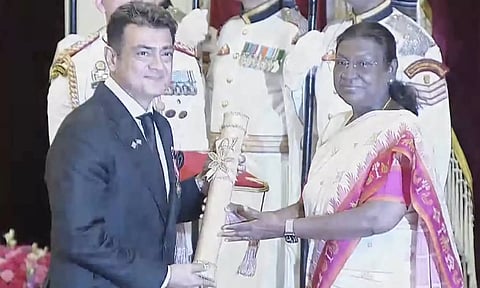 வீடியோ: பத்ம பூஷண் விருதை பெற்றுக் கொண்டார் அஜித்