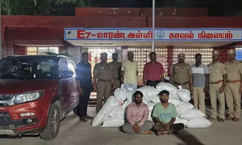 சொகுசு காரில் கடத்தி வரப்பட்ட ரூ. 2 லட்சம் மதிப்பிலான குட்கா பறிமுதல்- 2 பேர் கைது