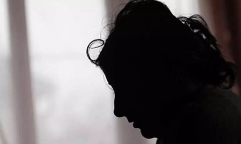 திட்டுற வேலை வச்சுக்காதீங்க.. திட்டும்போது எதிர்த்து பேசிய மனைவியின் தலையை மொட்டையடித்து விட்ட கணவன்