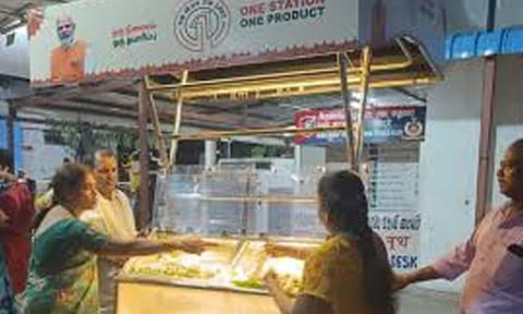 ரெயில் நிலையத்தில் பூக்கடைக்கு அனுமதி- மதுரை மல்லிகை விற்பனை படுஜோர்