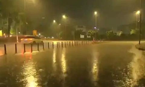 டெல்லியில் கனமழை- சாலைகளில் தேங்கிய வெள்ள நீர்