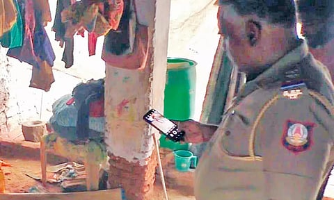 குழந்தை உடல் புதைக்கப்பட்ட இடத்தை போலீசார் பார்வையிட்ட காட்சி.