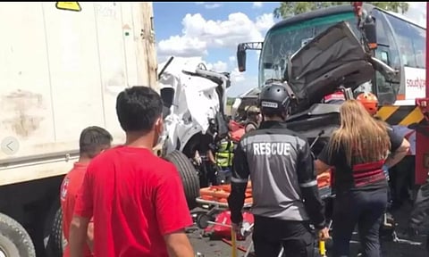 சுங்கச்சாவடியில் நின்ற வாகனங்கள் மீது மோதிய பஸ்:10 பேர் பரிதாப பலி