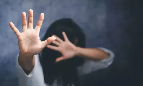 நடுரோட்டில் அத்துமீறிய வாலிபர்: இளம்பெண் கூச்சலிட்டும் உதவி செய்யாத பொதுமக்கள்