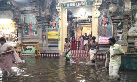 சங்கரன்கோவில் சங்கர நாராயணசுவாமி கோவிலில் தேங்கிய மழைநீரை 2-வது நாளாக அகற்றிய ஊழியர்கள்