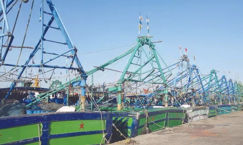சின்னமுட்டம் மீன்பிடி துறைமுகம் மீனவர்கள் இன்றி வெறிச்சோடி கிடப்பதை காணலாம்.

