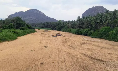 மழை இல்லாததால் முற்றிலும் வறண்ட மூல வைகை ஆறு