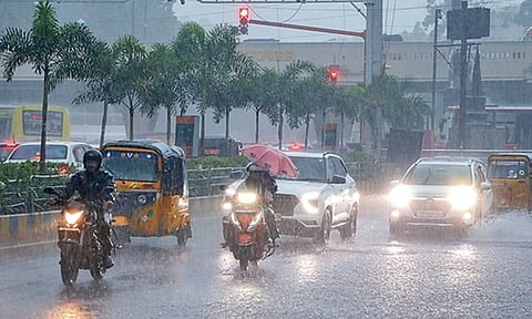 பாவம் அவரே Confuse ஆகிட்டாரு..! அக்னி வெயிலில் கொட்டித் தீர்க்கும் மழை- 4 மாவட்டங்களுக்கு ஆரஞ்சு அலர்ட்