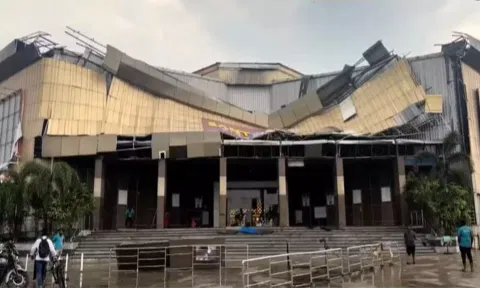 பலத்த காற்று, மழை எதிரொலி- திரையரங்கின் மேற்கூரை இடிந்து விபத்து