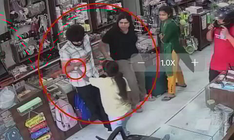 VIDEO: பொருட்களை திரும்ப வாங்க மறுத்ததற்காக கடைக்காரரை பிளேடால் தாக்கிய சிறுமி