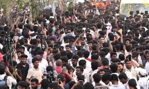 மதுரை விமான நிலையத்தில் நெரிசல்: த.வெ.க. நிர்வாகிகள் மீது வழக்கு