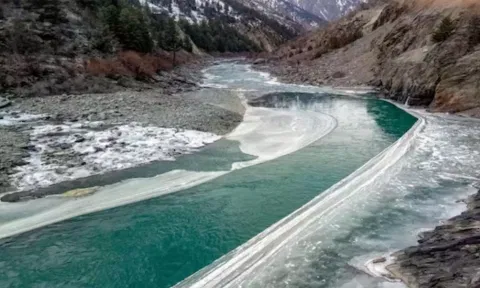 செனாப் நதிநீர் பாகிஸ்தானுக்குள் செல்வதை தடுத்து நிறுத்திய இந்தியா.. ஜீலம் நதிநீரையும் திசை திருப்ப முடிவு