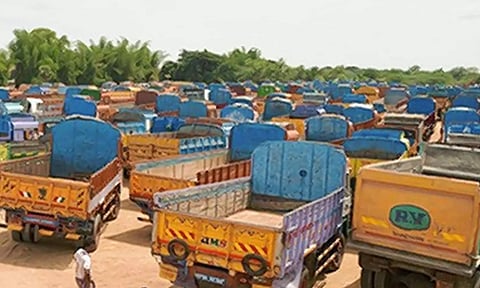 தமிழகத்தில் 23-ந்தேதி முதல் மணல் லாரிகள் ஓடாது- வேலை நிறுத்த போராட்டம் அறிவிப்பு