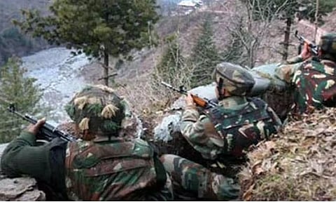 காஷ்மீர் எல்லையில் 12-வது நாளாக பாகிஸ்தான் அத்துமீறல் -  இந்திய ராணுவம் பதிலடி