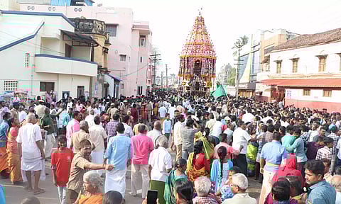 தஞ்சை பெரிய கோவிலில் இன்று சித்திரை திருவிழா தேரோட்டம்- பல்லாயிரக்கணக்கான பக்தர்கள் வடம் பிடித்தனர்