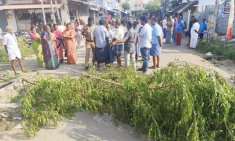 பொது குடிநீர் குழாய் அகற்றப்பட்டதை கண்டித்து மரக்கிளைகளை சாலையில் வெட்டிப்போட்டு பெண்கள் மறியல்