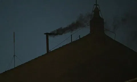 வாடிகனில் நடந்த முதல் வாக்கெடுப்பில் புதிய போப் தேர்வாகவில்லை- கரும்புகை வெளியேற்றம்