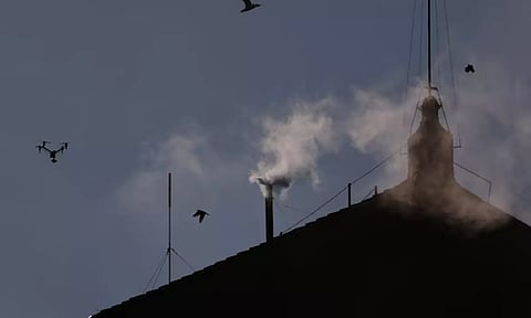 வாடிகனில் புதிய போப் ஆண்டவர் தேர்வு- வெள்ளை புகை வெளியேற்றம்