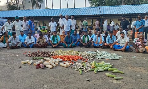தாராபுரம் உழவர்சந்தையில் காய்கறிகளை தரையில் கொட்டி விவசாயிகள் 'திடீர்' போராட்டம்