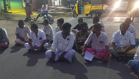 சாலை மறியலில் ஈடுபட்ட வியாபாரிகள். 