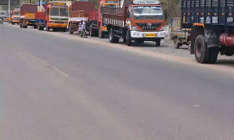 மீஞ்சூர் வல்லூர் சாலையில் லாரிகளை நிறுத்தினால் அபராதம்