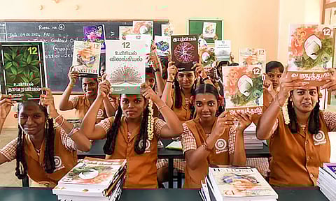 தமிழகத்தில் பள்ளி மாணவா்களுக்கு வழங்க 4.19 கோடி பாடப் புத்தகங்கள் தயார்- பள்ளிக் கல்வித் துறை