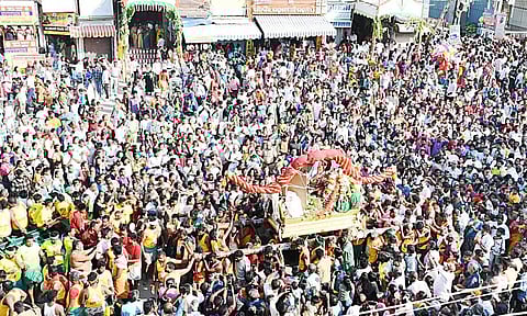 மதுரை வந்தடைந்த கள்ளழகருக்கு பக்தர்கள் எதிர்சேவை வரவேற்பு- நாளை அதிகாலை வைகை ஆற்றில் எழுந்தருளுகிறார்