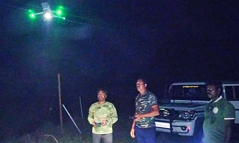 வனப்பகுதியில் இருந்து வெளியேறிய ஒற்றை யானையை டிரோன் மூலம் கண்காணிக்கும் வனத்துறையினர்