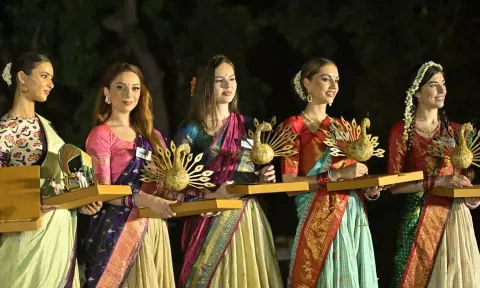 72வது உலக அழகிப் போட்டி... ராமப்பா கோவிலில் சாமி தரிசனம் செய்த அழகிகள்