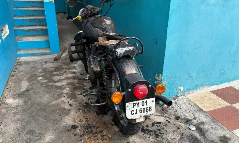 மரக்காணத்தில் மோட்டார் சைக்கிளை பெட்ரோல் ஊற்றி எரித்த மர்ம நபர்- போலீசார் விசாரணை
