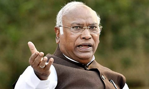 தலித், பின்தங்கியவர்களை தொடர்பு கொள்வது பாவமா?- ராகுல் காந்தி தடுத்து நிறுத்தப்பட்டதற்கு கார்கே கண்டனம்