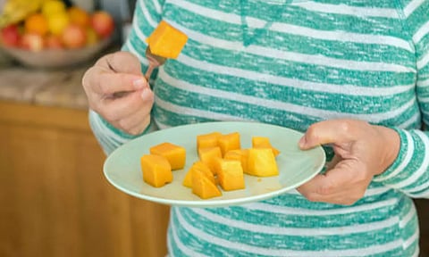 உடல் எடை குறைக்க விரும்புவர்கள் மாம்பழம் சாப்பிடலாமா?