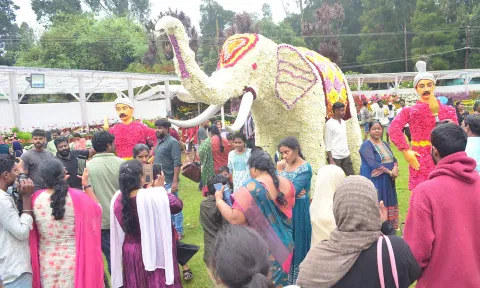 ஊட்டியில் 2-வது நாளாக மலர் கண்காட்சியை காண குவிந்த சுற்றுலா பயணிகள்