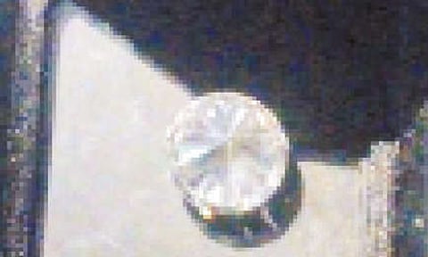 பிரச்சனைக்குள்ளான வைரக்கல்லை படத்தில் காணலாம்.