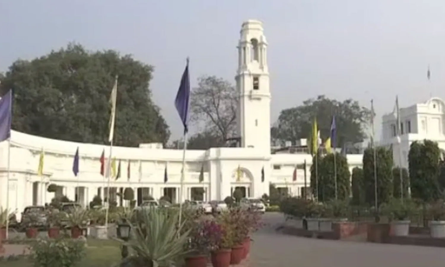 அதிகாரத்துவ மறுசீரமைப்பு - 42 டெல்லி அரசு அதிகாரிகள் பணியிட மாற்றம்