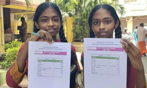 ஒரே மதிப்பெண் பெற்ற இரட்டை சகோதரிகள் கவிதா, கனிகா.