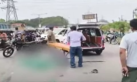 சென்னை பாடி மேம்பாலம் அருகே கோர விபத்து- தாய், குழந்தை உயிரிழப்பு