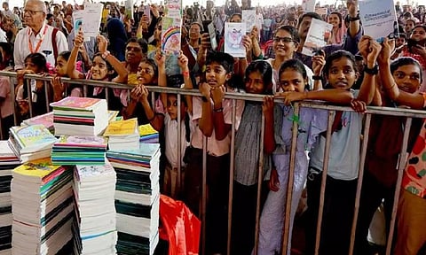 முதல் 2 வாரங்களுக்கு மாணவர்கள் பள்ளி புத்தகம் கொண்டு வரவேண்டாம் - கேரளா அரசு அறிவிப்பு