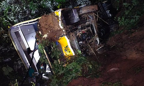 வால்பாறையில் 20 அடி பள்ளத்தில் கவிழ்ந்த அரசு பஸ்- 40 பேர் படுகாயம்