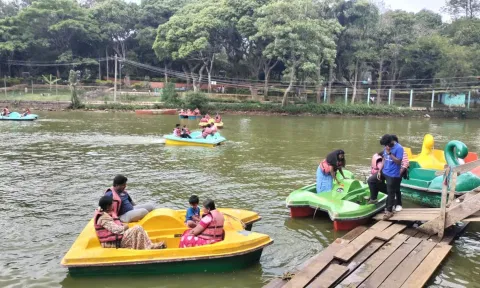 கோடை விடுமுறையையொட்டி ஏற்காட்டில் அலைமோதிய சுற்றுலா பயணிகள்